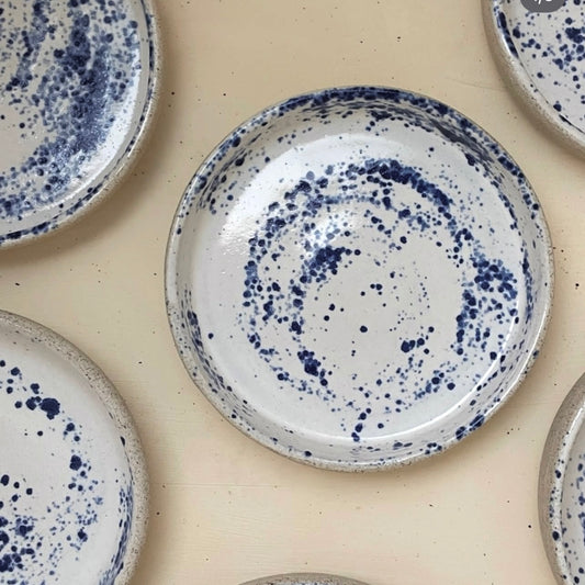 Handcrafted in NZ, this ceramic side bowl is perfect for desserts or sharing sides. A unique addition to any gift box.