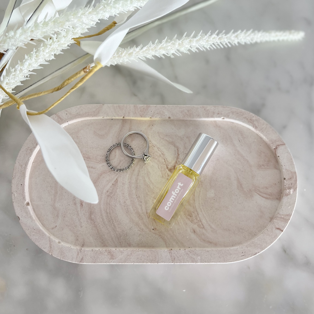 Comfort glass roller ball has a 100% natural relaxing blend of oils is a handy handbag size bottle. Made by Clever Little, it contains lavender oil to soothe, eucalyptus oil to ease and wintergreen oil for its comfort and beautiful skin-loving jojoba oil blend for a moment of relaxation.