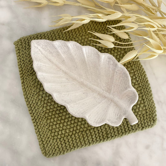 The white detailed leaf tray is perfect for your jewellery, as a soap dish or for a beside-the-bed tray. The detailed design in these trays, coupled with the rustic concrete aesthetic look, makes them functional yet fabulous!
