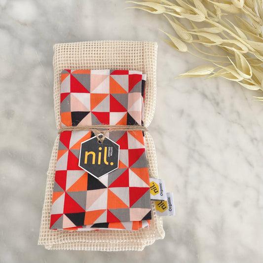 Produce bags which are both ethically produced and organic. You'll be the envy of the aisles with this design which is perfect for carrying your fruit and veggies. A great way to avoid single use plastic or paper bags as they can be reused again and again. One mesh bag and one distinctive tukutuku red patterned bag.