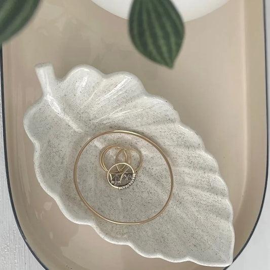 The white detailed leaf tray is perfect for your jewellery, as a soap dish or for a beside-the-bed tray. The detailed design in these trays, coupled with the rustic concrete aesthetic look, makes them functional yet fabulous!
