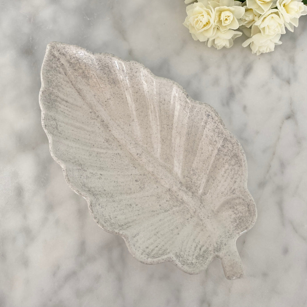The white detailed leaf tray is perfect for your jewellery, as a soap dish or for a beside-the-bed tray. The detailed design in these trays, coupled with the rustic concrete aesthetic look, makes them functional yet fabulous!