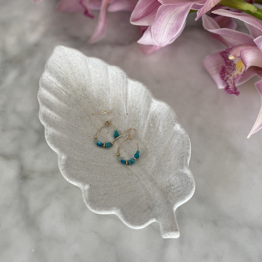 The white detailed leaf tray is perfect for your jewellery, as a soap dish or for a beside-the-bed tray. The detailed design in these trays, coupled with the rustic concrete aesthetic look, makes them functional yet fabulous!