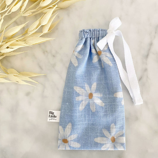 Gift bags NZ | Drawstring bags | New Zealand made products | Reusable bag | A cute little drawstring bag which is the perfect size for sunglasses, make-up, pens and pencils or pair with a matching keychain to store your car keys. Made from a pale blue daisy fabric with white drawstrings.
