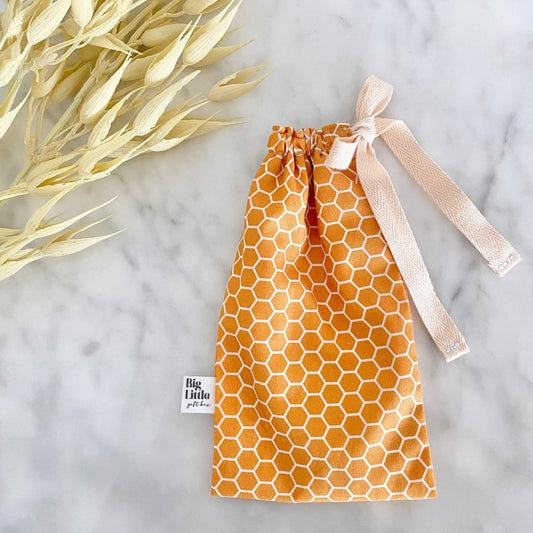 Gift bags NZ | Drawstring bags | New Zealand made products | Reusable bag | A cute little drawstring bag which is the perfect size for sunglasses, make-up, pens and pencils or pair with a matching keychain to store your car keys. Made from a honeycomb geometric fabric with natural coloured drawstrings.