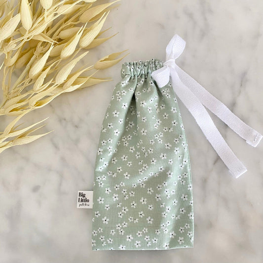 Gift bags NZ | Drawstring bags | New Zealand made products | Reusable bag | A cute little drawstring bag which is the perfect size for sunglasses, make-up, pens and pencils or pair with a matching keychain to store your car keys. Made from a mint floral fabric with white drawstrings.